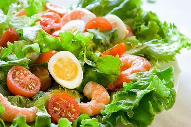 1. Этап. Салат с креветками и яйцом: Листья салата крупно порвите руками, выложите на блюдо. В соленой воде отварите креветки, выложите их на салат, добавьте равномерно яйца, помидоры. Посолите по вкусу и сбрызните лимонным соком.