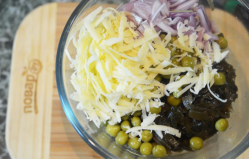 1. Этап. Славянский салат: Добавьте тертый сыр.