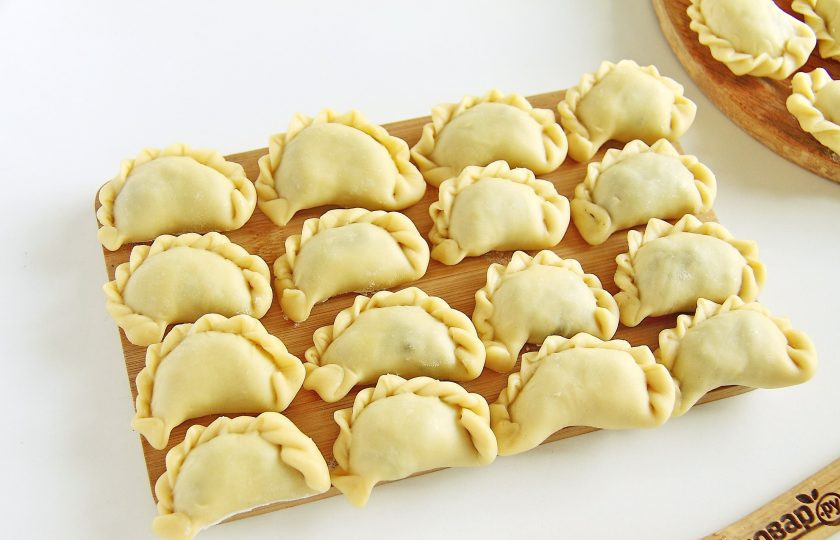 1. Этап. Вареники с щавелем: Таким образом сформируйте все вареники. Готовые вареники можно заморозить впрок или отварить сразу в горячей воде в течение 5-7 минут.