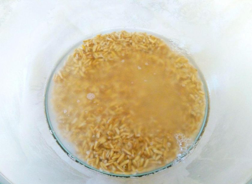 1. Этап. Хлеб из овса: Воду доведите до кипения и залейте ею зёрна, оставьте их для набухания и размягчения на 10-15 минут.