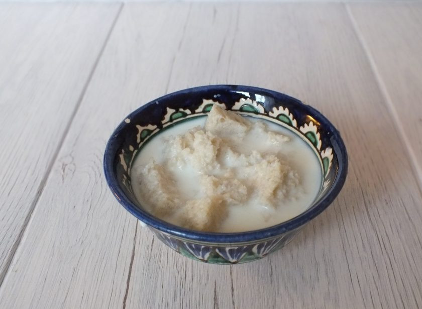 1. Этап. Зразы в мультиварке: Хлеб без корочек разломайте и замочите в молоке на 10-15 минут.