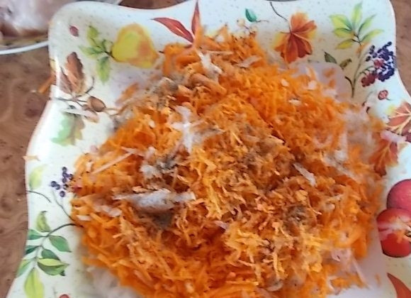 1. Этап. Салат из редьки и моркови: На терке такого же размера натираем морковь. Добавляем соль и молотый перец. Если делаете салат к обеду, можно добавить зубчик измельченного чеснока.