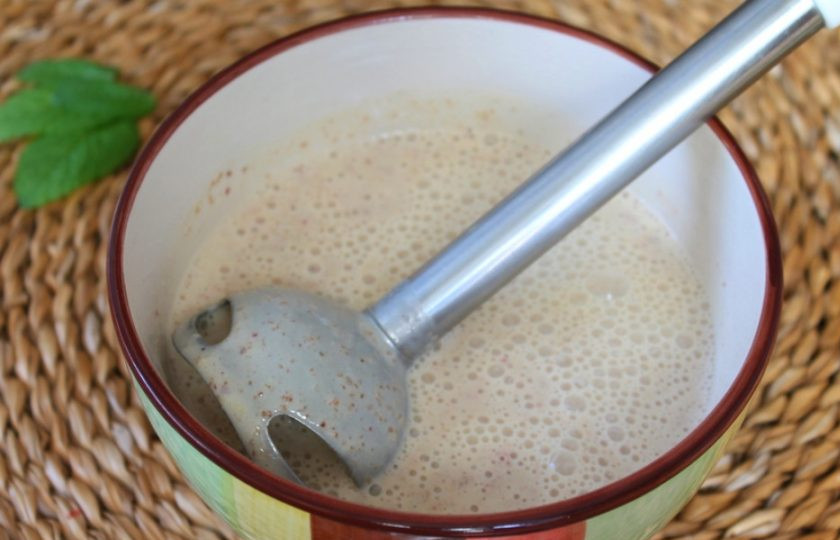 1. Этап. Полезный коктейль из йогурта с персиком и семенами льна: Все перемалываем блендером.