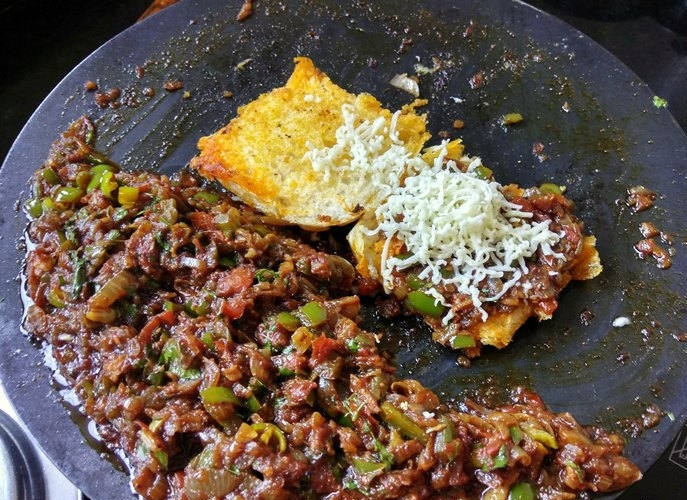 1. Этап. Закусочные булочки с овощами: 3. Посыпьте сверху тертым сыром, после накройте булочку второй половиной и снова посыпьте сыром.