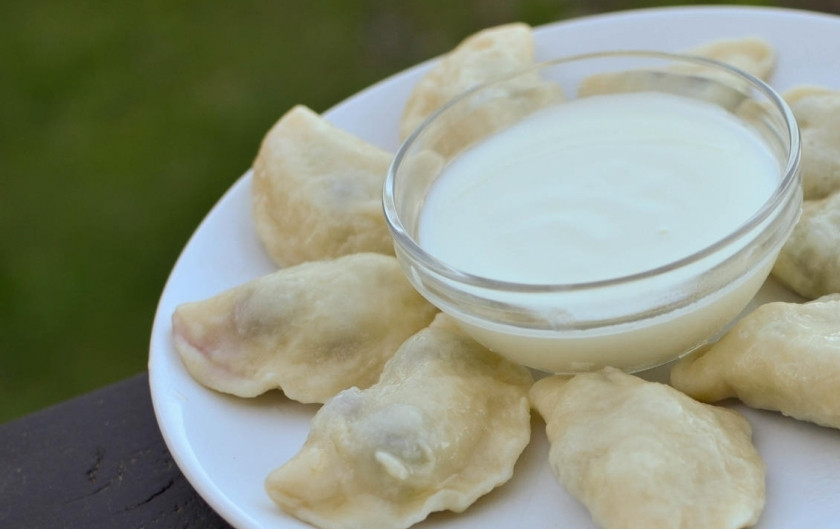 1. Этап. Вареники с ягодами: И подаем вареники со сметаной. Приятного аппетита!