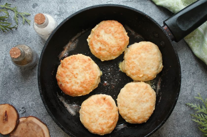 1. Этап. Куриные биточки в духовке с подливкой: В сковороду налейте растительное масло и разогрейте его на среднем огне. Выложите биточки и обжаривайте с двух сторон до румяной корочки, переложите на тарелку.