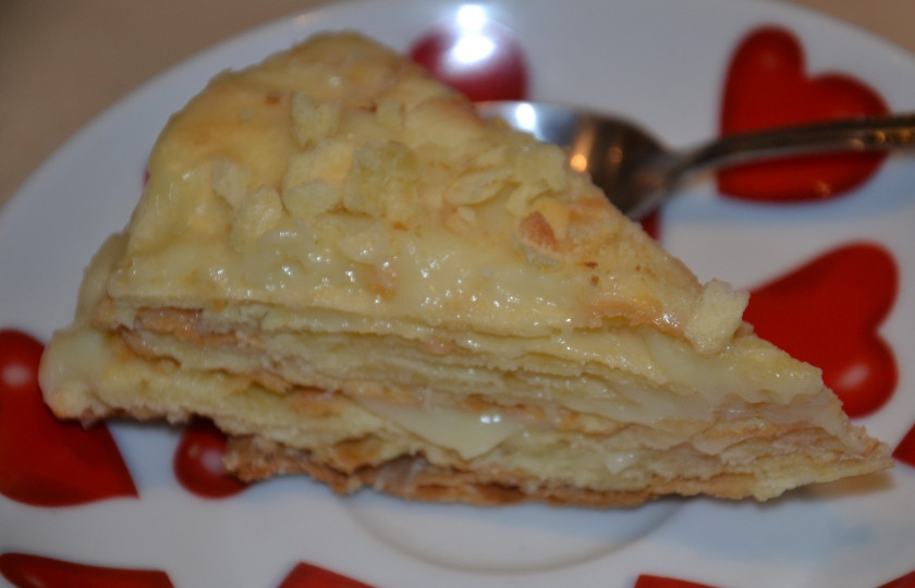 1. Этап. Слоеный Наполеон с заварным кремом: Украсьте сверху орешками и поставьте в холодильник пропитываться. Идеально - на ночь. Слоеный наполеон с заварным кремом готов. Приятного чаепития!