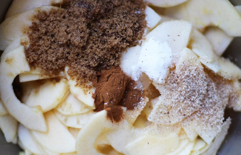 1. Этап. Самый яблочный пирог: 3. Выложите яблоки в миску, добавьте к ним оба вида сахара, корицу, мускатный орех, щепотку соли, перемешайте и оставьте на 30-40 минут. Слейте лишнюю жидкость и выложите яблоки в сотейник с растопленным сливочным маслом, обжарьте пару минут.