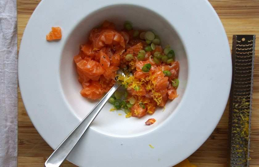 1. Этап. Тартар из лосося и авокадо: 2. Листья эстрагона измельчите при помощи блендера или в ступке с добавлением 1 ст. ложки масла. Рыбу порежьте маленькими кубиками, смешайте с нарезанным шалотом и цедрой лимона в небольшой мисочке. Сбрызните 0,5 чайной ложки оливкового масла, посолите и поперчите по вкусу.