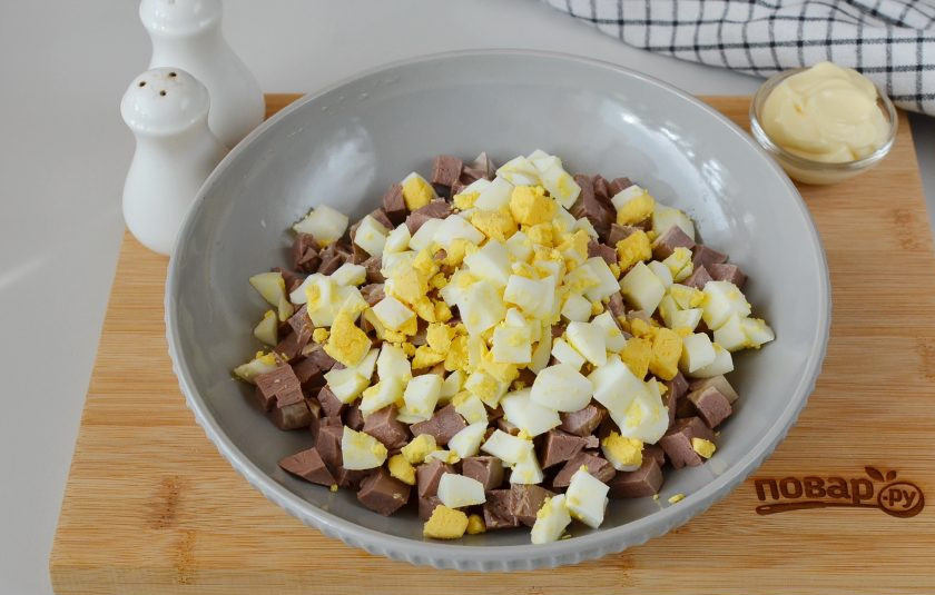 1. Этап. Салат Новогодний: Очистите вареные яйца, порежьте кубиками.