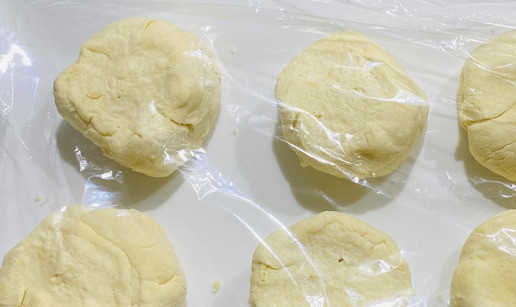 1. Этап. Хрустящие рогалики: Я разделила на несколько шариков и поставила в холодильник на 1 час