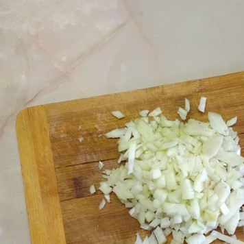 1. Этап. Азу из говядины или свинины: Лук и морковь очистить и нарезать небольшими кубиками. Соленые огурцы нарезать четвертинками.