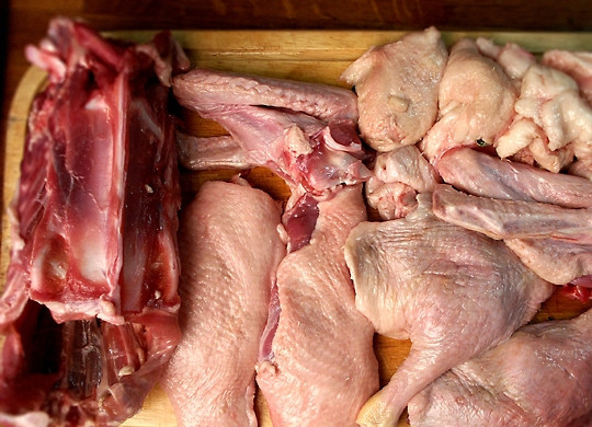 1. Этап. Гусь, тушенный с капустой: Срежьте лишний жир с утки. Отрежьте крылья, грудки и ножки, а с каркаса срежьте остатки жира и кожицу.