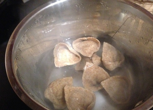 1. Этап. ПП-пельмени с баклажаном: Отвариваем пельмени в кипящей и слегка подсоленной воде до готовности теста. У меня варились 5 минут с момента закипания.