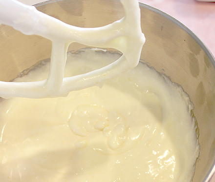 1. Этап. Печенье на 14 февраля: 2. 100 г масла или маргарина взбить с сахаром до однородности. Добавить яйцо и ванильный экстракт, продолжая взбивать, а затем сметану.