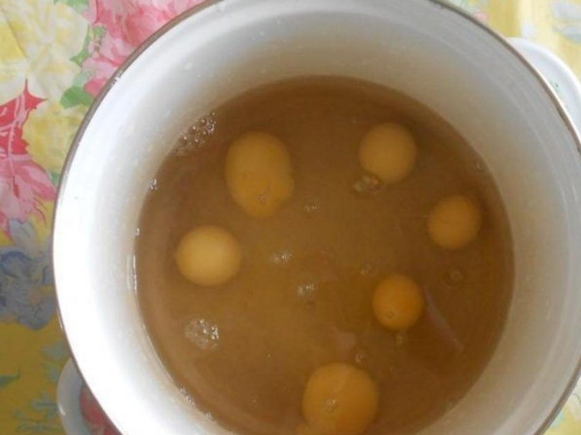 1. Этап. Простые блины на воде: Яйца взбейте миксером до пышной массы.