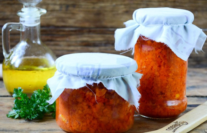 1. Этап. Морковная икра на зиму: Чистые стерилизованные банки наполните морковной икрой и плотно укупорьте металлическими крышками. Кабачковая икра готова, она прекрасно простоит всю зиму в погребе или кладовке (если, конечно, ее раньше не съедят). Подавайте морковную икру к любым мясным блюдам, блюдам из картофеля и круп.