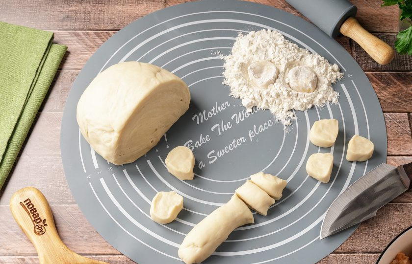 1. Этап. Пельмени с рыбой: Скатайте из выстоявшегося теста пельменей колбаску диаметром 2 см., нарежьте ее поперек на кусочки толщиной 1 см.