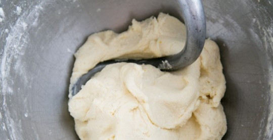 1. Этап. Треугольники из творожного теста: 2. Добавляем все остальные ингредиенты, смешиваем все до однородности.