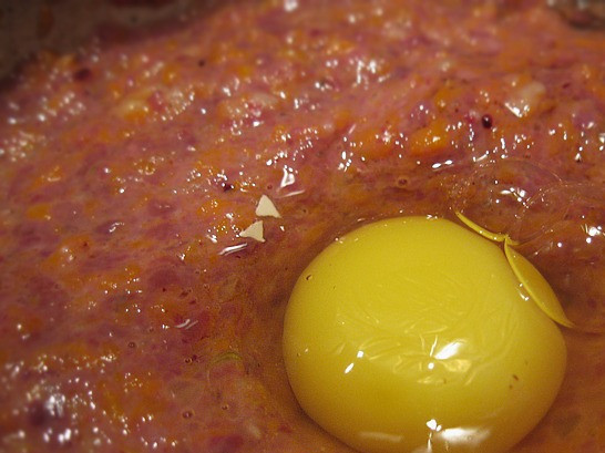 1. Этап. Котлеты печеночные с морковью: Вбейте яйцо.