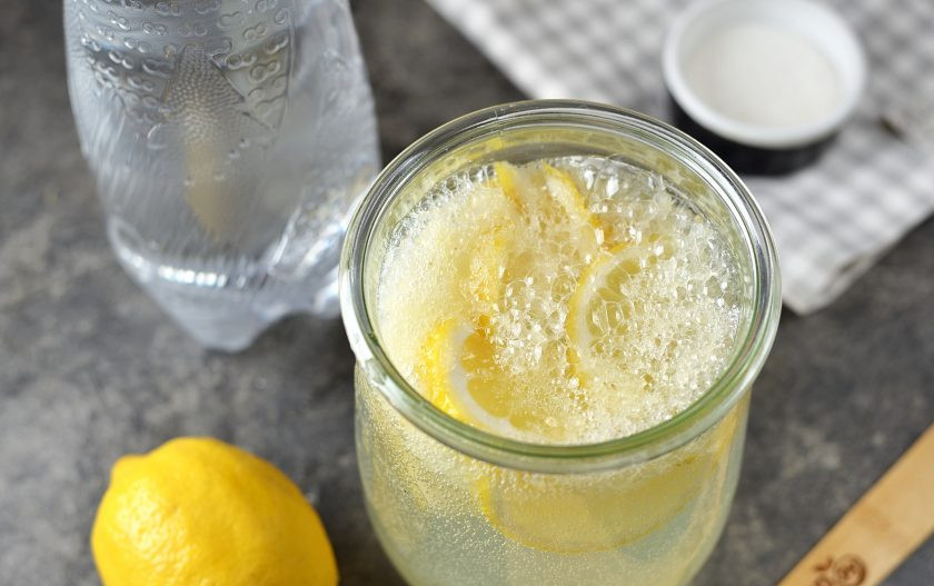 1. Этап. Лимонад из газированной воды и лимона: Отправьте емкость с лимонадом в холодильник до полного остывания. Если не хотите долго ждать, тогда можно сразу же разливать по стаканам, но добавьте кубики льда.