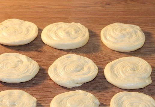 1. Этап. Лепешки по мотивам фесели: 17. Затем каждый кружок расплющиваем до Ф=8-10 см., накрываем полотенцем и оставляем на 15 минут.