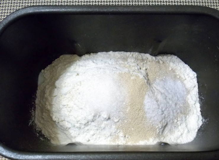 1. Этап. Молочный заварной хлеб: Всыпьте муку, дрожжи, соль и сахар.