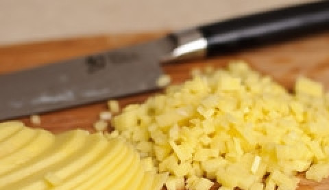 1. Этап. Мясной пирог с картофелем: так же мелко - картофель.