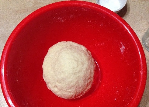 1. Этап. Квери с сыром: Укутаем тесто пищевой пленкой и оставим минут на 15, пусть отдохнет.