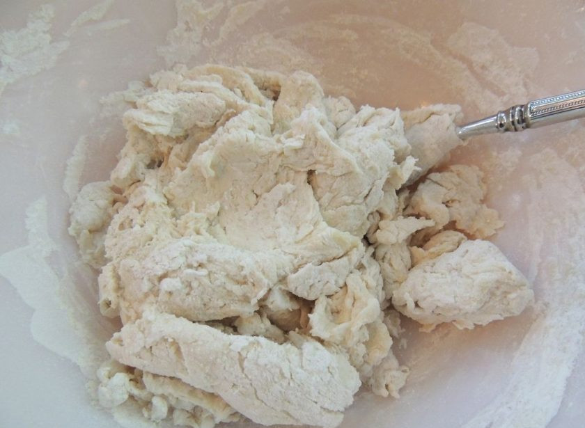 1. Этап. Тесто для пиццы Совершенство: 4. Хорошенько перемешайте все содержимое миски.