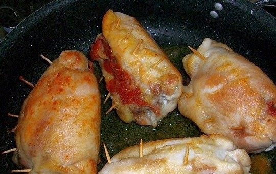 1. Этап. Окорочка без кости: На сковороде нагрейте оливковое масло, растопите в нем сливочное масло и обжарьте рулетики со всех сторон до золотистого цвета.