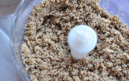 1. Этап. Конфеты из сухофруктов с коктейльной вишней: 1. Сам процесс приготовления домашних конфет действительно прост. Сухофрукты замочите в теплой воде, а тем временем подсушите в духовке или на сковороде орешки. После переложите их в блендер и измельчите в крошку.