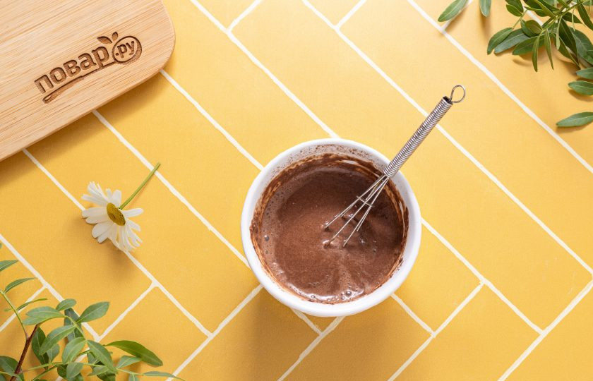 1. Этап. Какао с ромашкой: Отдельно в небольшом количестве подогретой смеси молока с ромашкой разведите какао-порошок. Тщательно размешайте венчиком, чтобы не было комочков.