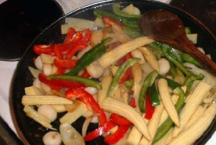 1. Этап. Тайская говядина чили: Когда лук станет золотистым, добавить сладкий перец, кукурузу, побеги бамбука и обжаривать в кипящем масле в течении 5 минут.