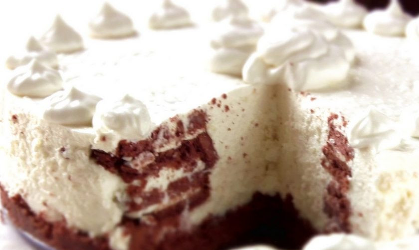 1. Этап. Чизкейк без выпечки с творогом: 8. Сухим ножом отделите чизкейк от формы, извлеките его и украсьте взбитыми сливками.