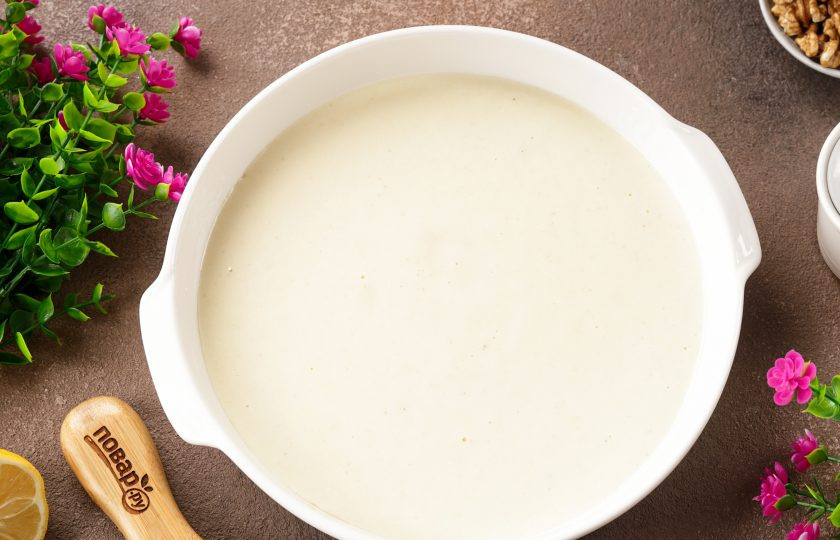 1. Этап. Пирог Равани: Жаропрочную форму смажьте маслом. Дно и бока присыпьте манкой. Вылейте тесто и отправьте в разогретую до 170 градусов духовку на 30 минут.