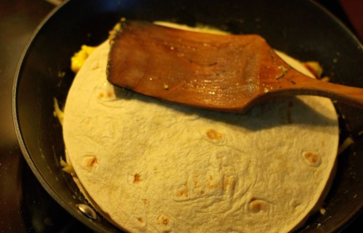 1. Этап. Кесадилья с сыром: Сверху кладем еще одну тортилью. Прижимаем ее лопаточкой. Не забываем уменьшить огонь.