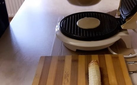 1. Этап. Трубочки для электровафельницы: Снимайте готовые вафли и сразу же скручивайте их в трубочки, пока они остаются горячими. Затем, когда трубочки остынут, их можно будет начинять.