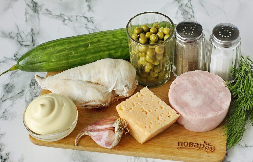 1. Этап. Салат Старый Новый год: Подготовьте все ингредиенты. Куриное филе заранее отварите в подсоленной воде и остудите.