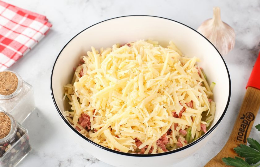 1. Этап. Запеканка из кабачков с копчёной колбасой и сыром: И тёртый крупно сыр.