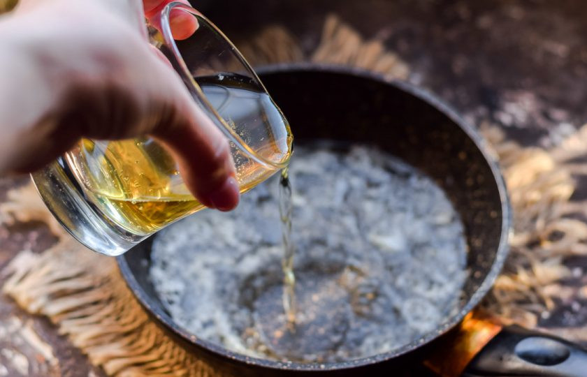 1. Этап. Гренки по-английски: Влейте к маслу светлое пиво.