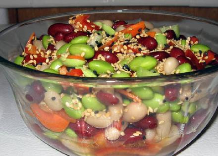 1. Этап. Тройной бобовый салат: Посыпаем салат поджаренным кунжутом.