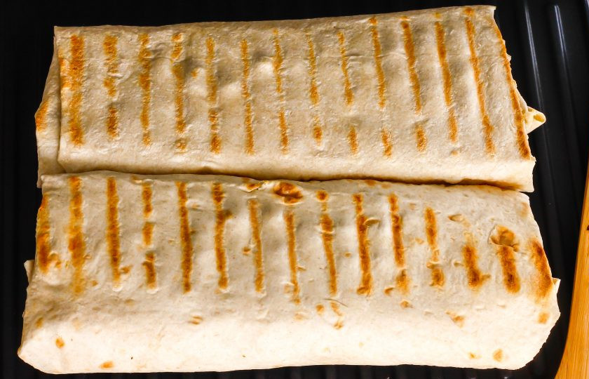 1. Этап. Шаурма с кебабом: Сверните лаваш с начинкой рулетом и выложите на раскаленный электрогриль или на сковороду-гриль. Подрумяньте с обеих сторон.