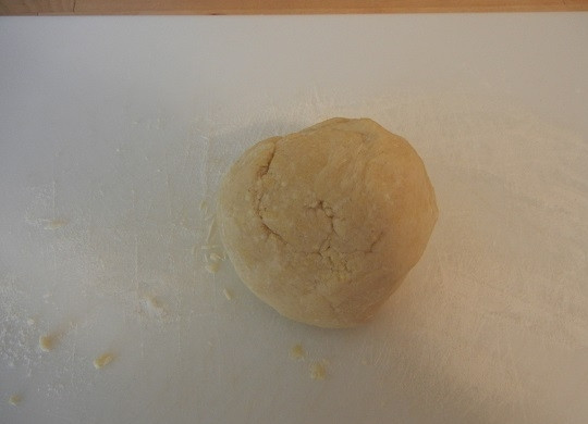 1. Этап. Рисовый пирог: 4. Скатайте его в шарик и уберите в холодильник на полчасика.