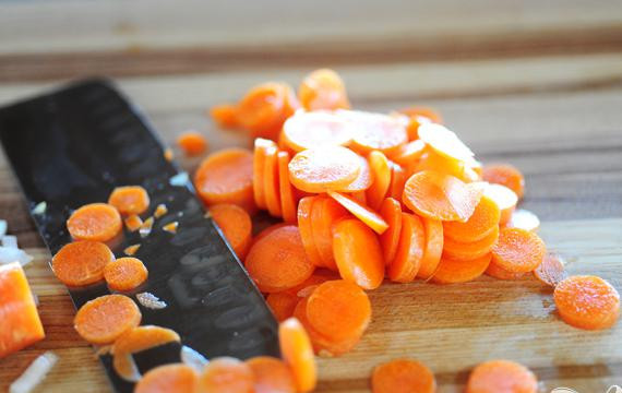 1. Этап. Морковный сквош: Почистить морковь и нарезать кружочками.