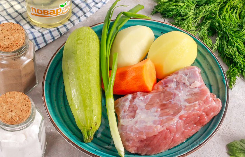 1. Этап. Суп с говядиной и кабачком: Подготовьте указанные ингредиенты. Вместо зеленого лука вы можете использовать репчатый, красный и т.д.