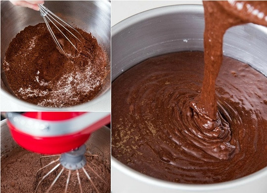 1. Этап. Торт легкий и вкусный: 3. Добавьте сухие ингредиенты в тесто и тщательно перемешайте до однородности. Разделите тесто на две части, вылейте в формы и отправьте в духовку. Выпекайте коржи около 25 минут до готовности.