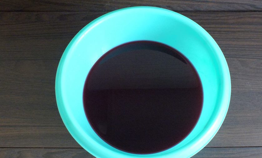 1. Этап. Ликер из ежевики: Настой еще раз процедите через 4-е слоя марли.