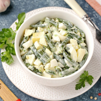 Салат из зеленой фасоли с яйцами