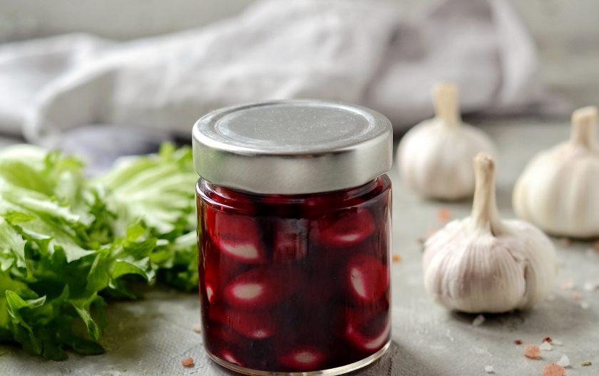 1. Этап. Маринованный чеснок в свекольном соке: Маринованный чеснок в свекольном соке готов, приятного вам аппетита!